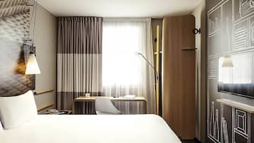 Hochwertige Bettwaren, Schreibtisch, laptopgeeigneter Arbeitsplatz