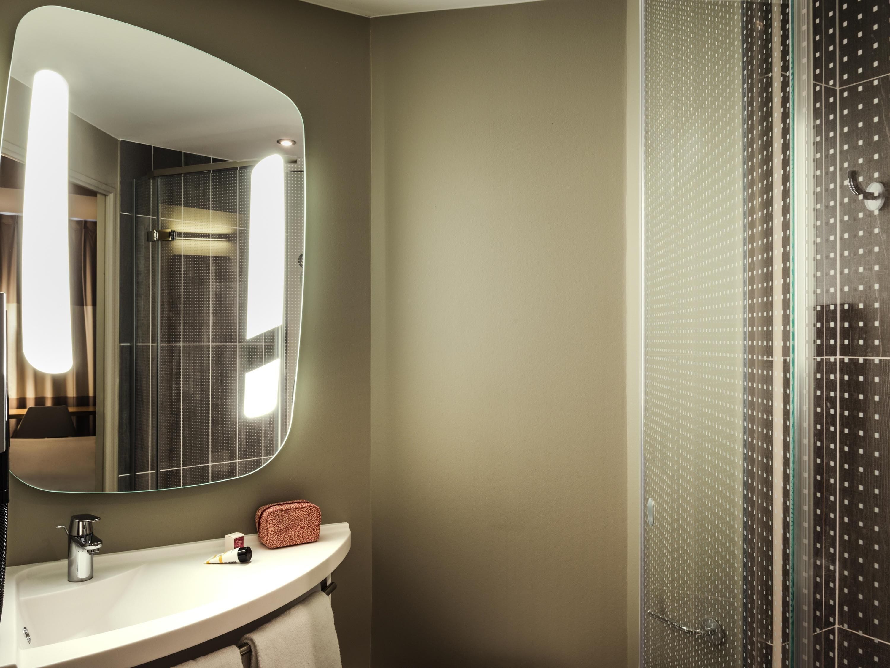 Hochwertige Bettwaren, Schreibtisch, laptopgeeigneter Arbeitsplatz