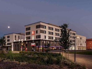 A multi-story hotel with a restaurant named '3D CULINARY'S RESTAURANT' on the ground floor. - ibis Saint Quentin En Yvelines Velodrome (Montigny-le-Bretonneux)
