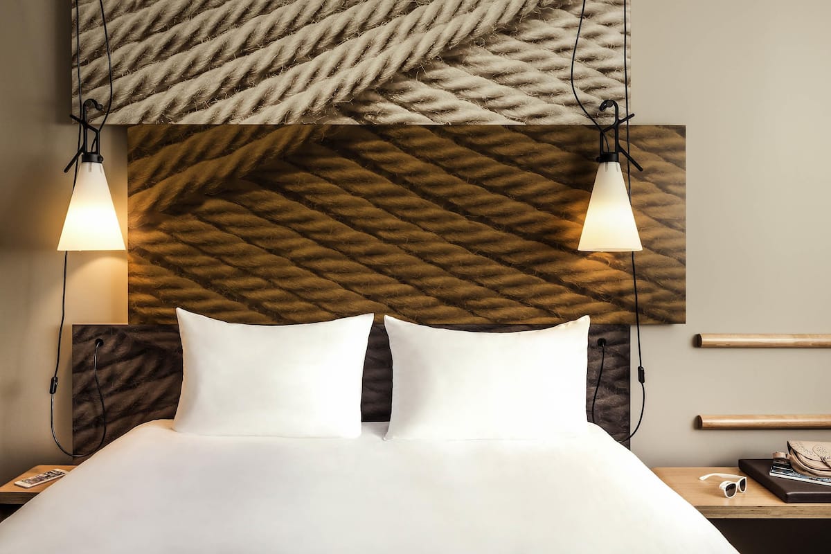 Ropa de cama de alta calidad y escritorio