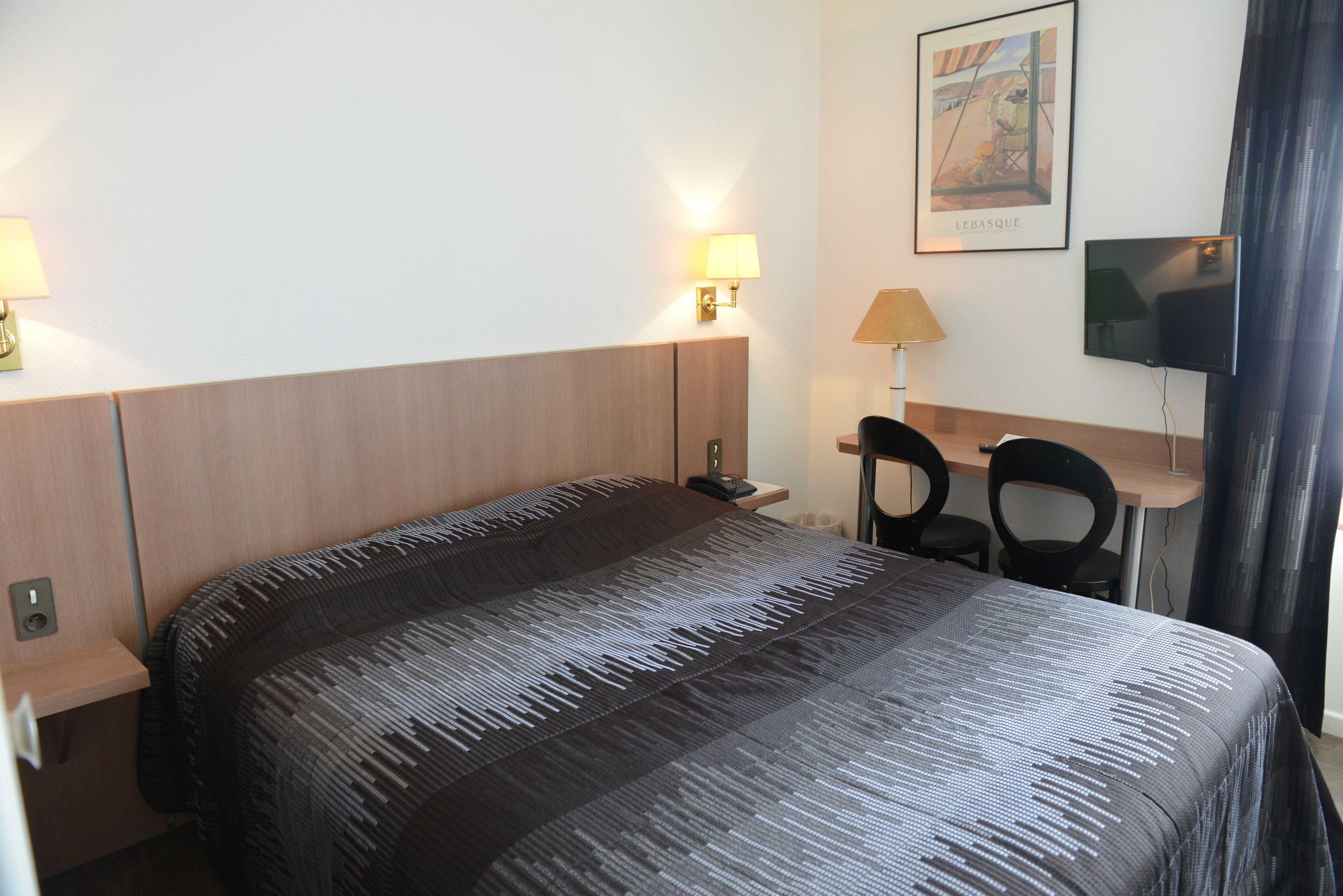 double room | individually decorated, individually furnished, desk, blackout curtains