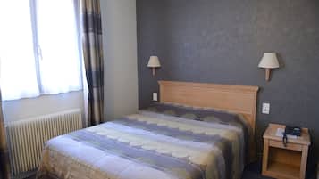 Tweepersoonskamer | Individueel gedecoreerd, individueel gemeubileerd, een bureau