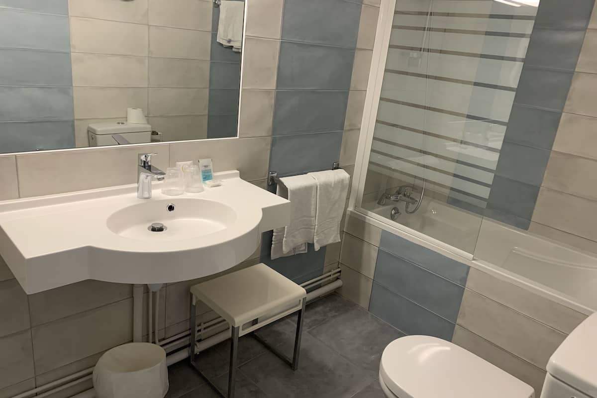 double room | bathroom | free toiletries, hair dryer, towels