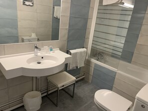 Tweepersoonskamer | Badkamer | Gratis toiletartikelen, een haardroger, handdoeken