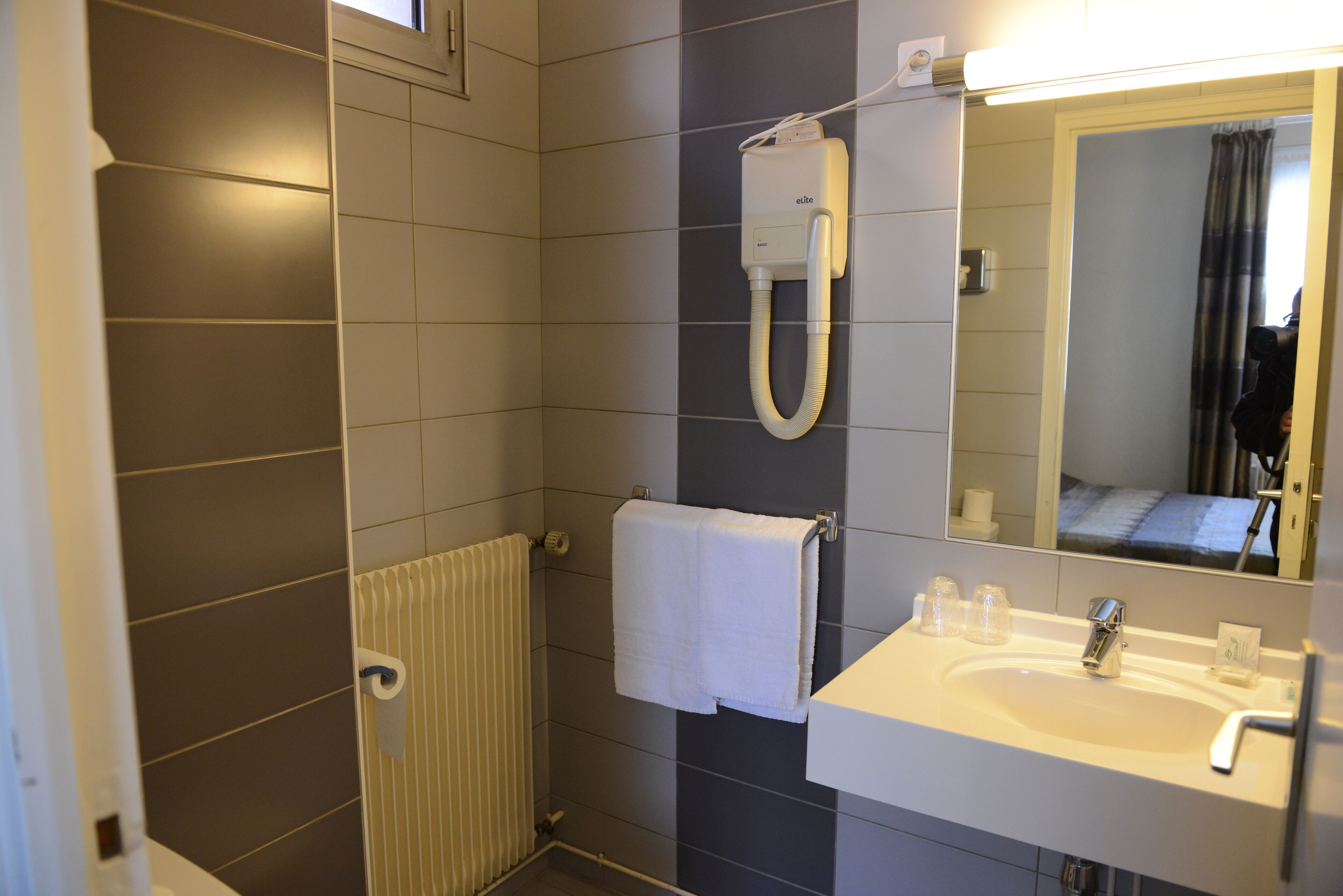 triple room | bathroom | free toiletries, hair dryer, towels