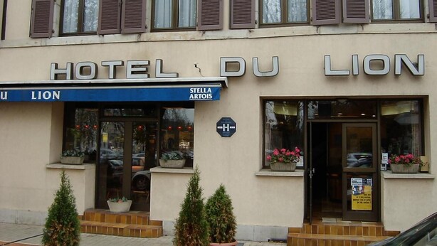 A hotel named "HOTEL DU LION" with a sign indicating "STELLA ARTOIS" and a wheelchair accessibility symbol. - Hotel Du Lion (Vesoul)