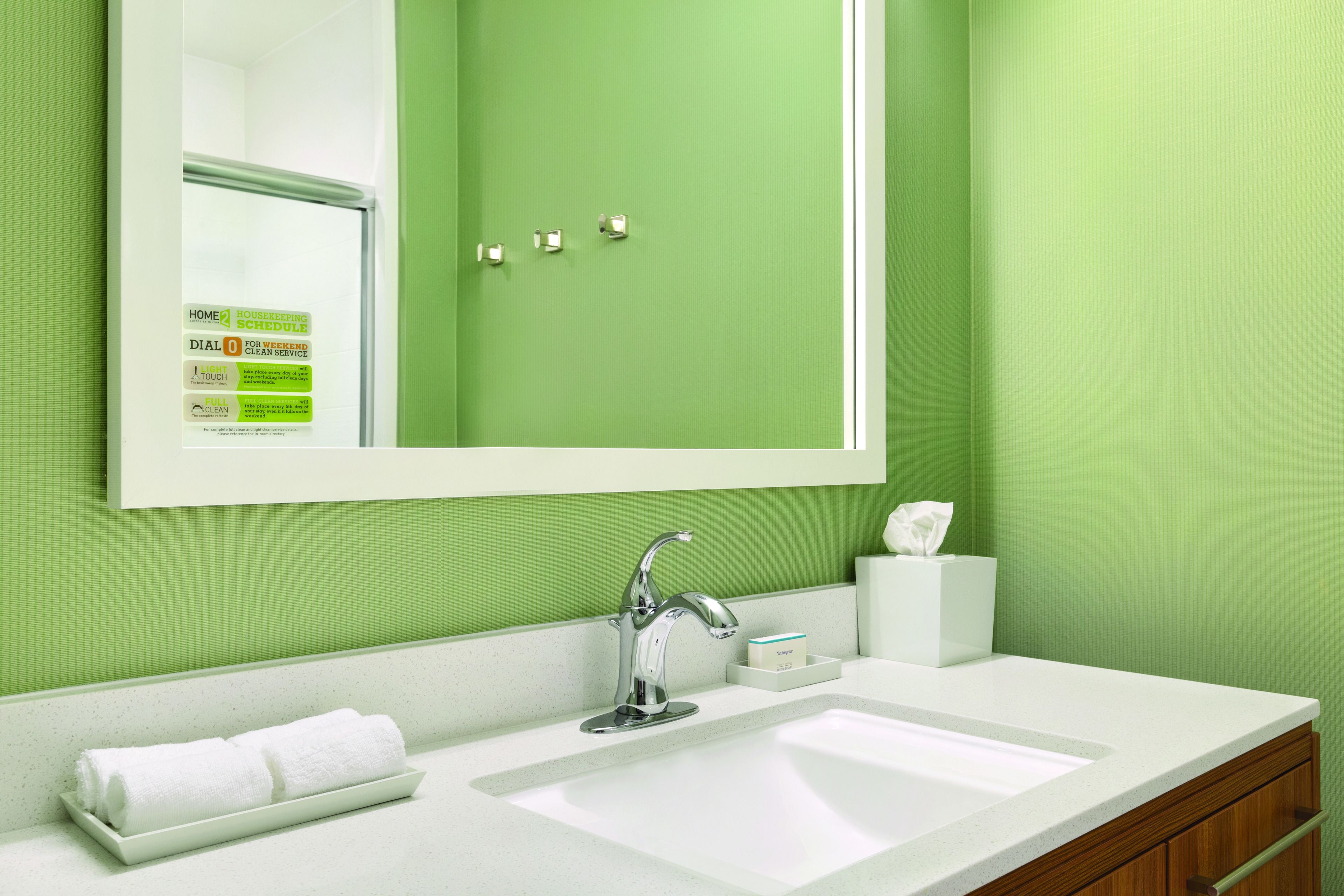 combined shower/bathtub, free toiletries, towels