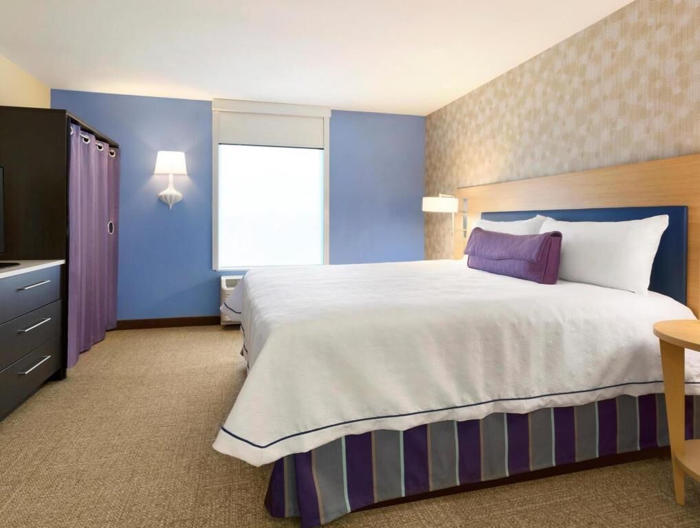 Hypo-allergenic bedding, in-room safe, desk, laptop workspace