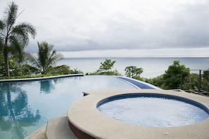 Piscine extérieure, chaises longues