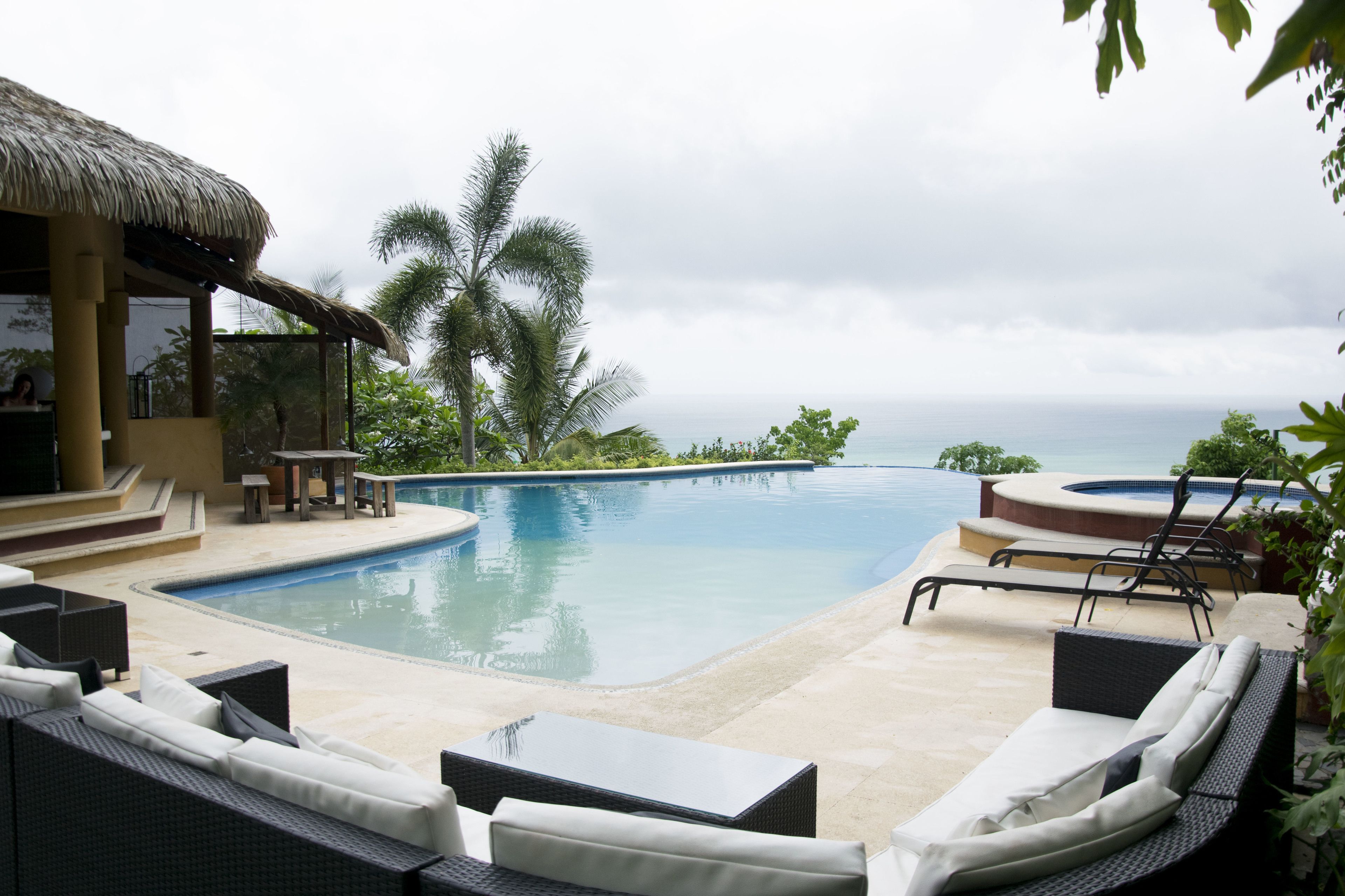 Una piscina al aire libre, tumbonas