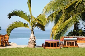 Bar im Pool