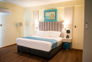 Minibar, in-room safe, desk, laptop workspace - Hotel Maresta Lodge - Hotel Asociado Casa Andina (Nuevo Chimbote)