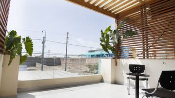 Habitación triple superior, balcón | 1 habitación, minibar, caja de seguridad en la habitación y escritorio