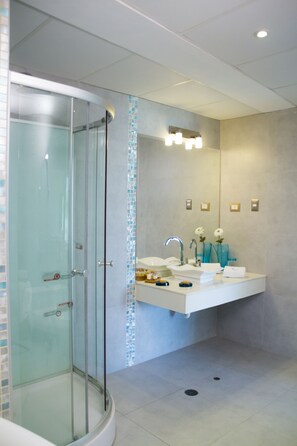 Deluxe-Suite, Balkon | Badezimmer