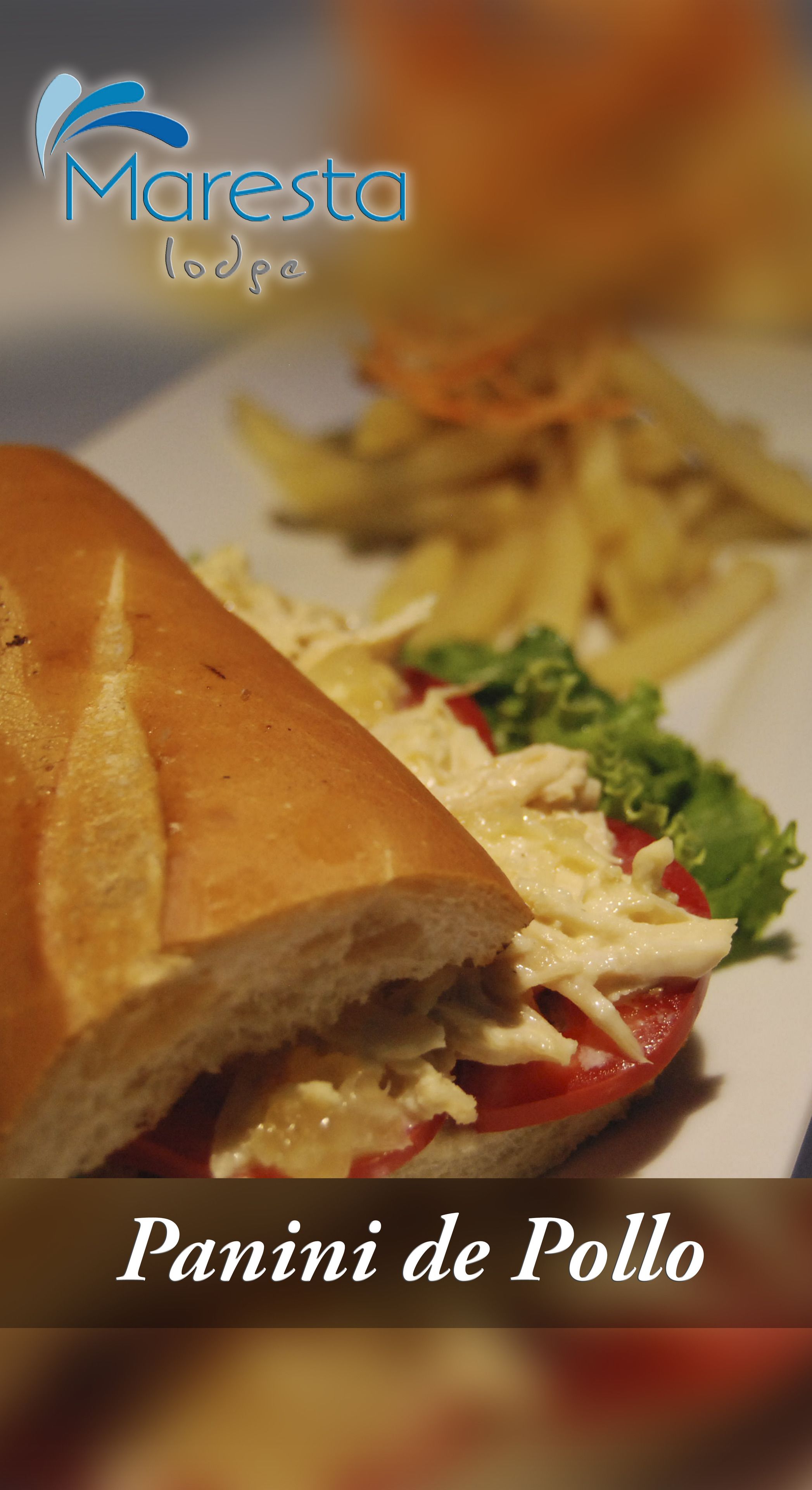 Un sándwich con panecillo, lechuga, tomate y un relleno cremoso, identificado como 'Panini de Pollo'.