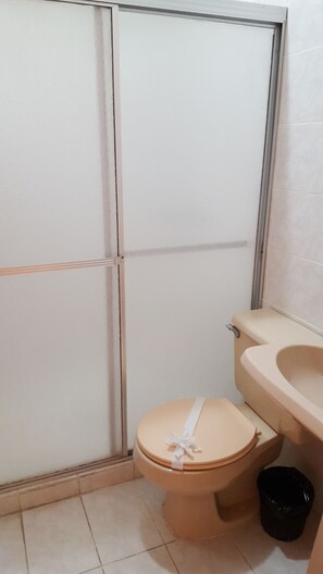 Shower, rainfall showerhead, free toiletries, towels