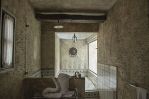 Bathroom - Hotel Casa San Lázaro (Antigua Guatemala)