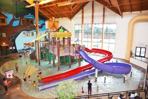 Piscina interna, piscina externa sazonal, barracas, guarda-sóis