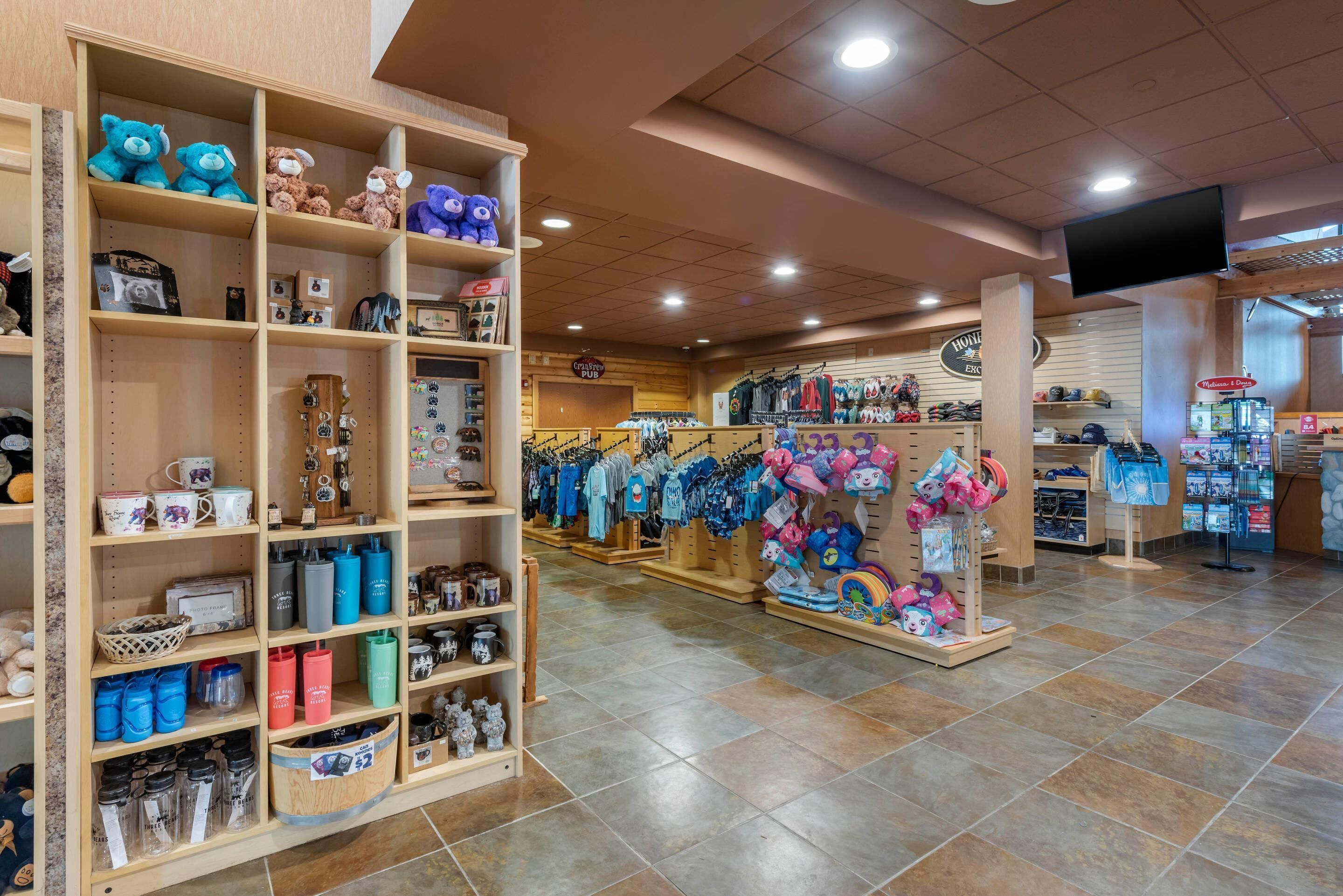 Una tienda con estantes llenos de juguetes y ropa infantil.