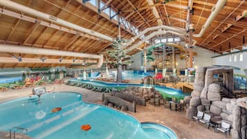 Piscina interna, piscina externa sazonal, barracas, guarda-sóis