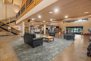 Lobby sitting area - Three Bears Waterpark Resort Near Tomah, Ascend Collection Hotel (Warrens)
