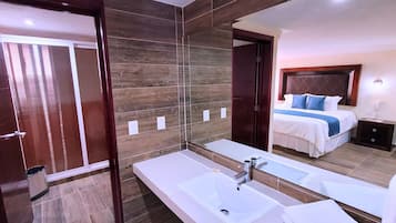 Deluxe Room | Premium bedding, down comforters, individually decorated