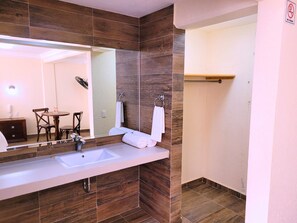 Deluxe Room | Bathroom