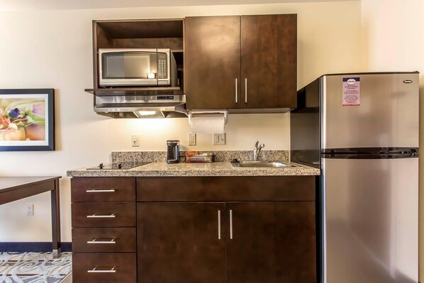 Desk, iron/ironing board, rollaway beds, free WiFi