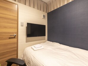 Cabin Capsule Room - Female Only | Donzen dekbedden, een kluis op de kamer, een bureau, een laptopwerkplek