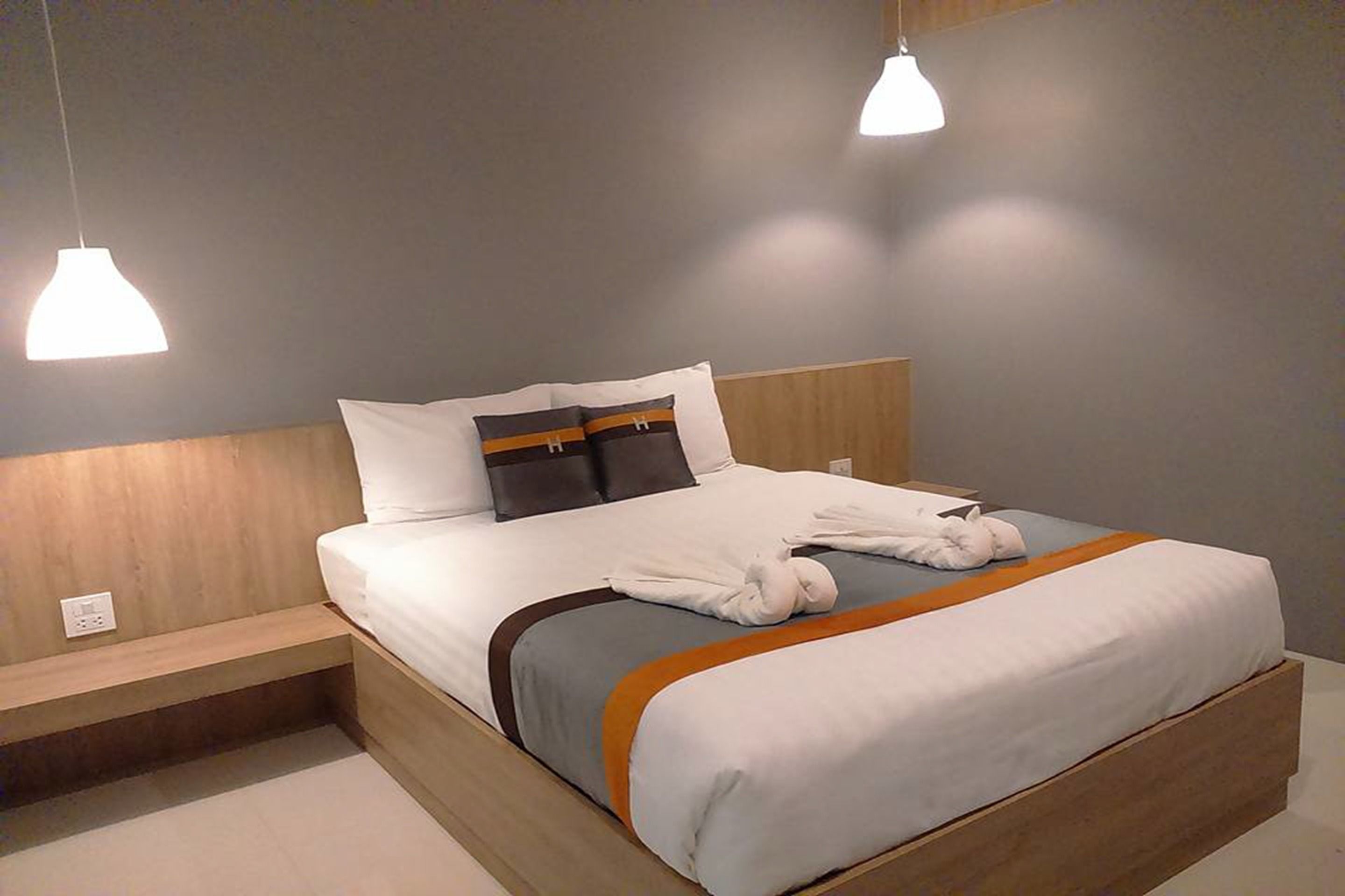 desk, soundproofing, free wifi