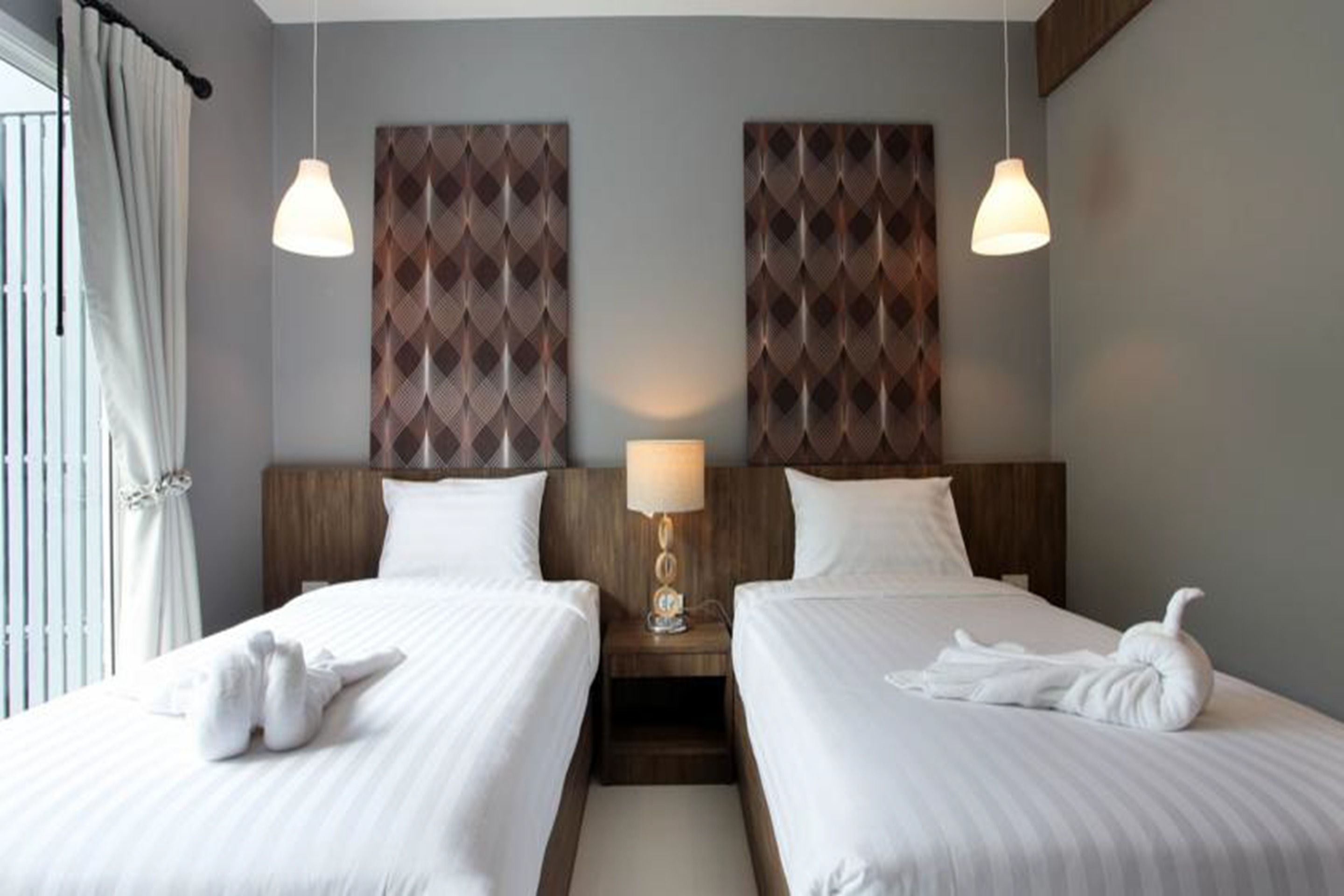 desk, soundproofing, free wifi