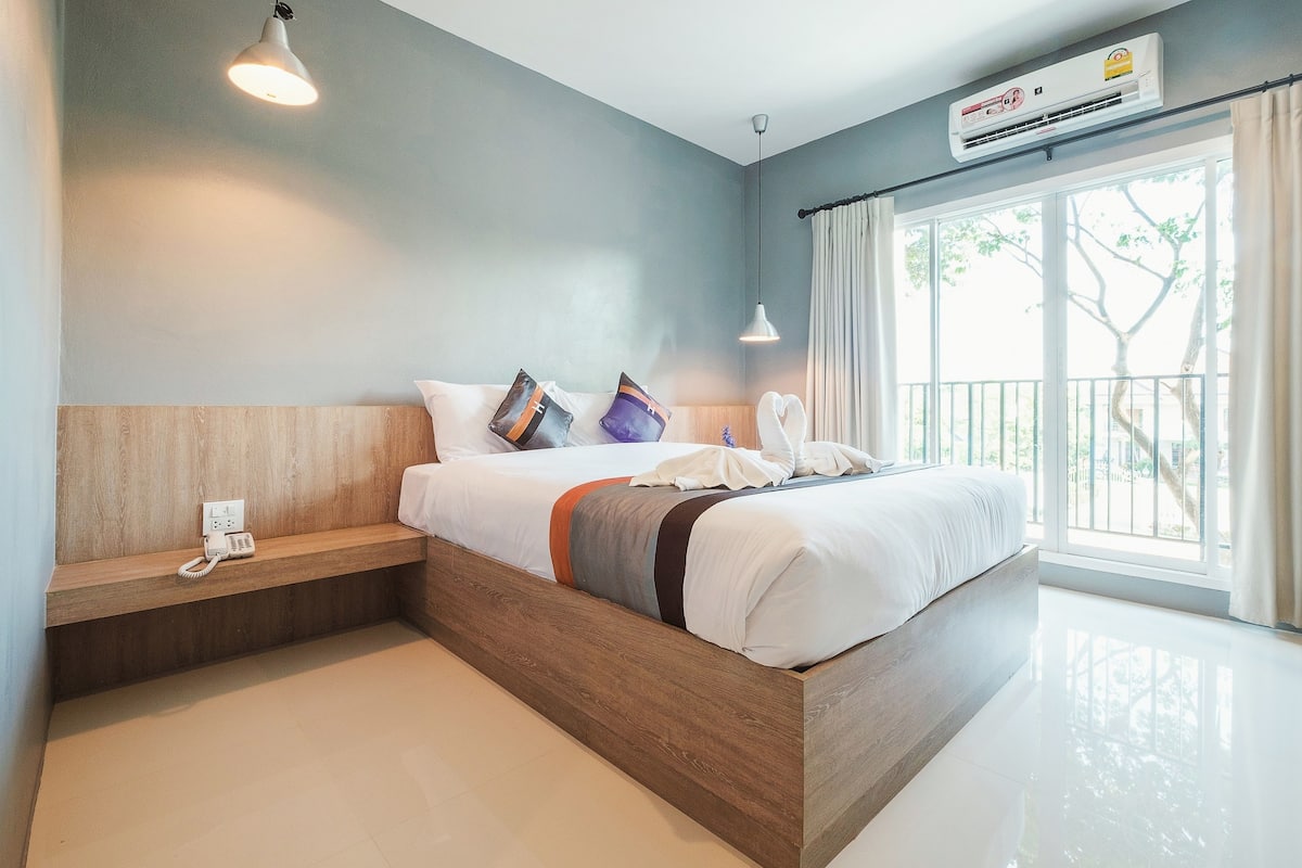 Deluxe Room | Desk, soundproofing, free WiFi
