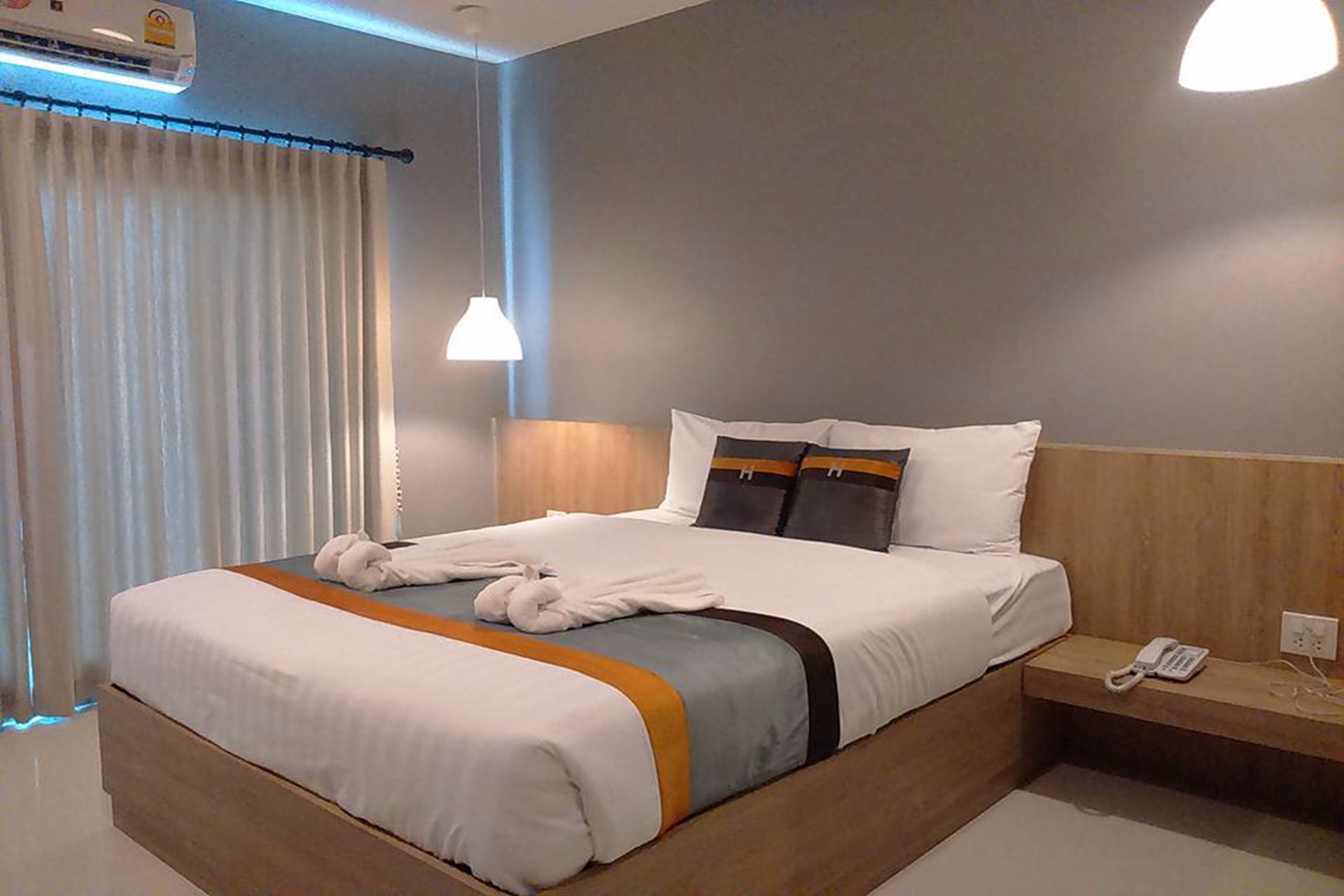 desk, soundproofing, free wifi