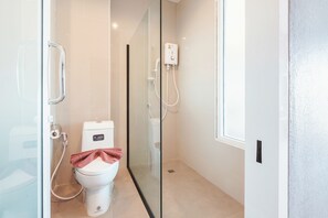 Een douche, gratis toiletartikelen, een haardroger, handdoeken