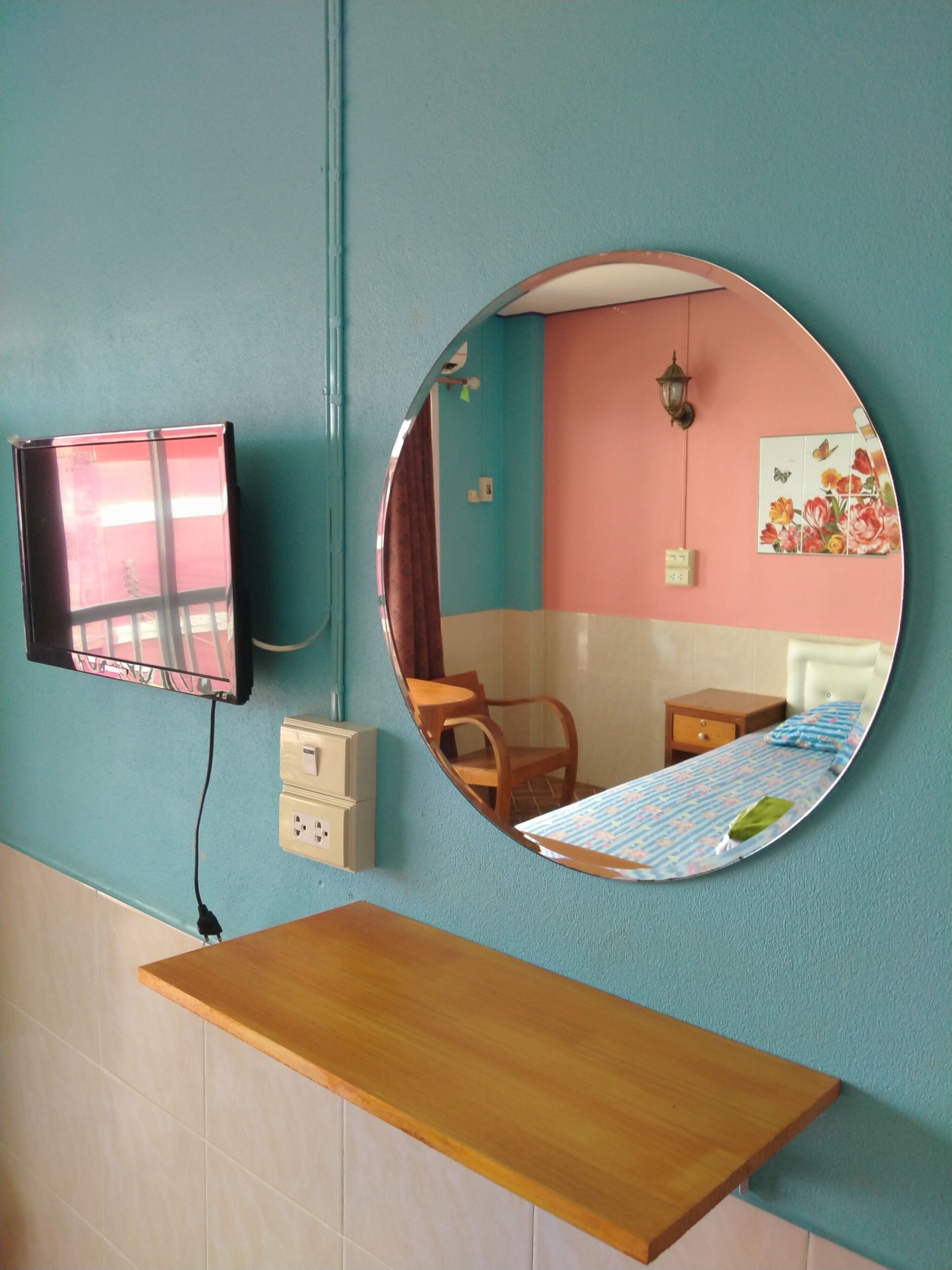 desk, free wifi, bed sheets