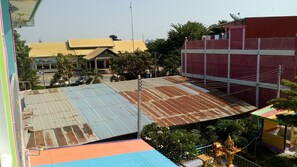 Un edificio de varios pisos con techo plano y una antena parabólica.