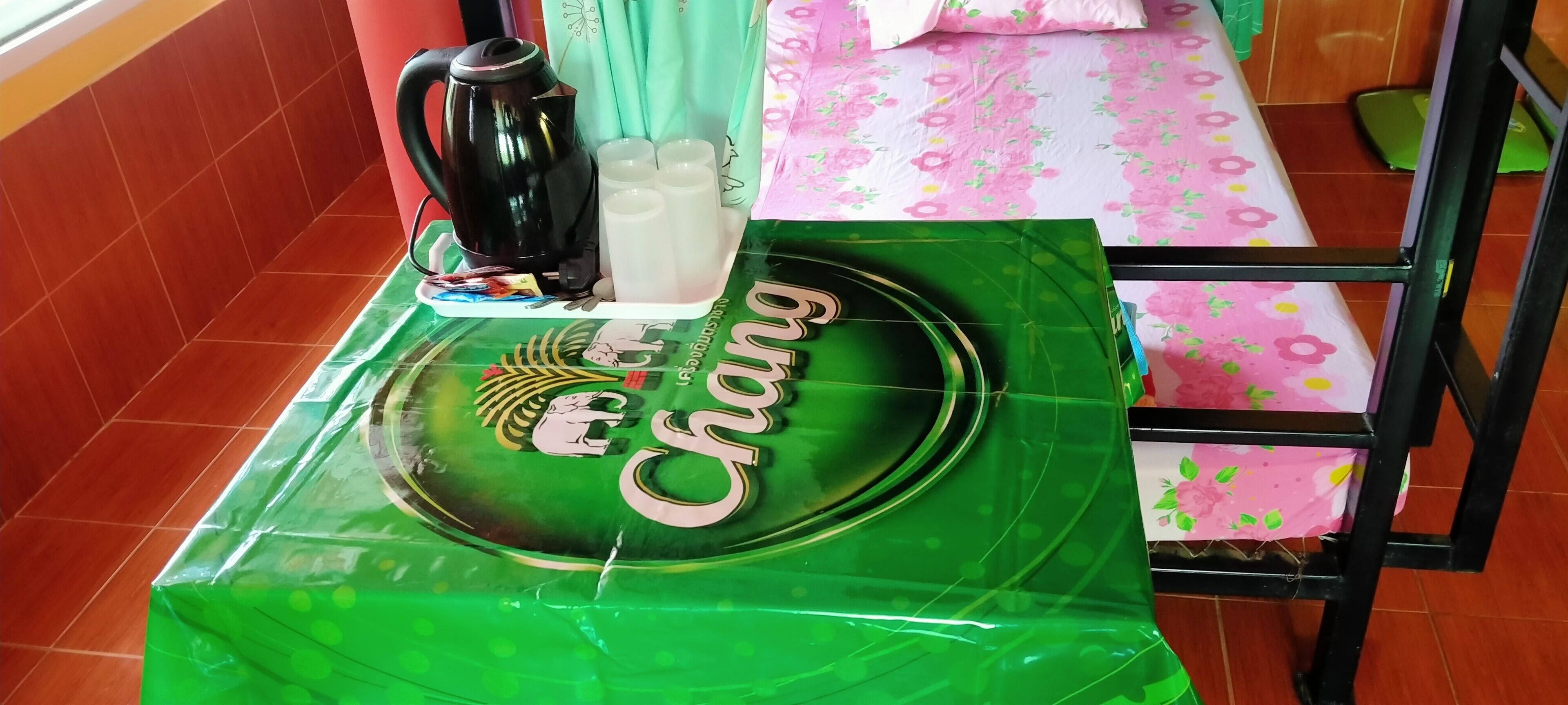 desk, free wifi, bed sheets