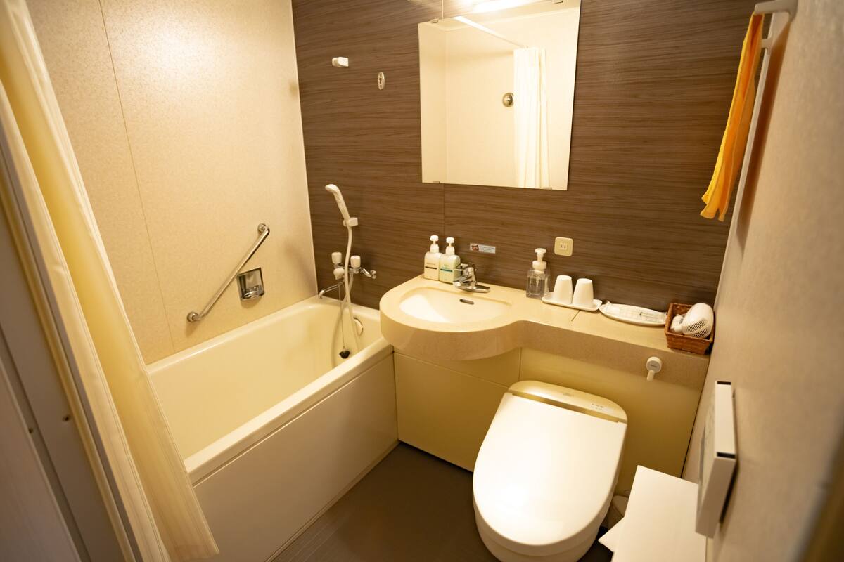 basic twin room, non smoking | 1 bedroom, in-room safe, desk, laptop workspace