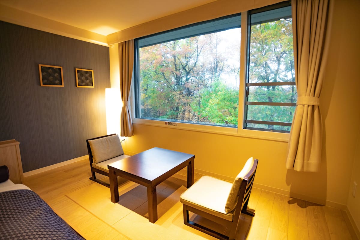 basic twin room, non smoking | 1 bedroom, in-room safe, desk, laptop workspace