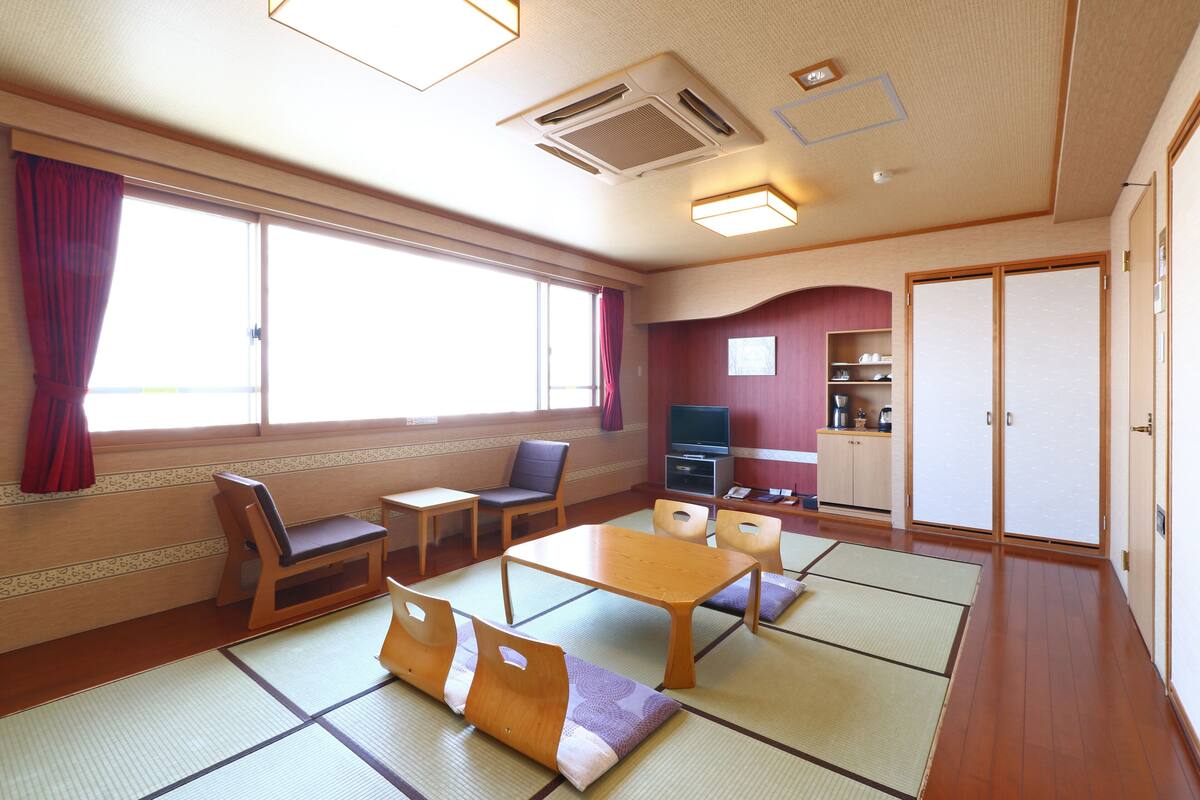 Phòng truyền thống, không hút thuốc (Japanese Style) | Két bảo mật tại phòng, bàn, khu vực làm việc phù hợp cho laptop 