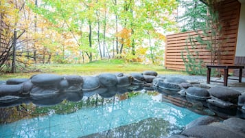 客房, 非吸煙房 (Western Room with Open-Air Bath) | 客房內保險箱、書桌、筆電工作空間、床單