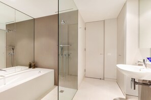 Departamento | Baño | Tina y regadera independientes, secadora de cabello, toallas, jabón 