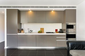 Departamento estándar, 1 habitación | Cocina privada | Refrigerador, microondas, parrilla de estufa y lavavajillas 