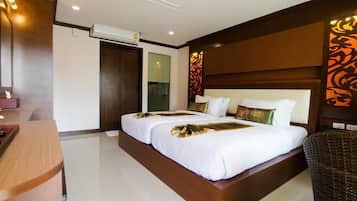 Doppia Superior, vista piscina | 1 camera, minibar, una cassaforte in camera, una scrivania