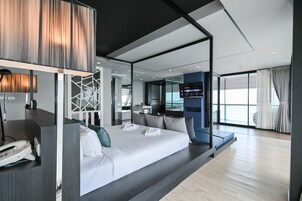 Sea View Suite Room | 客房内保险箱、办公桌、遮光窗帘、隔音