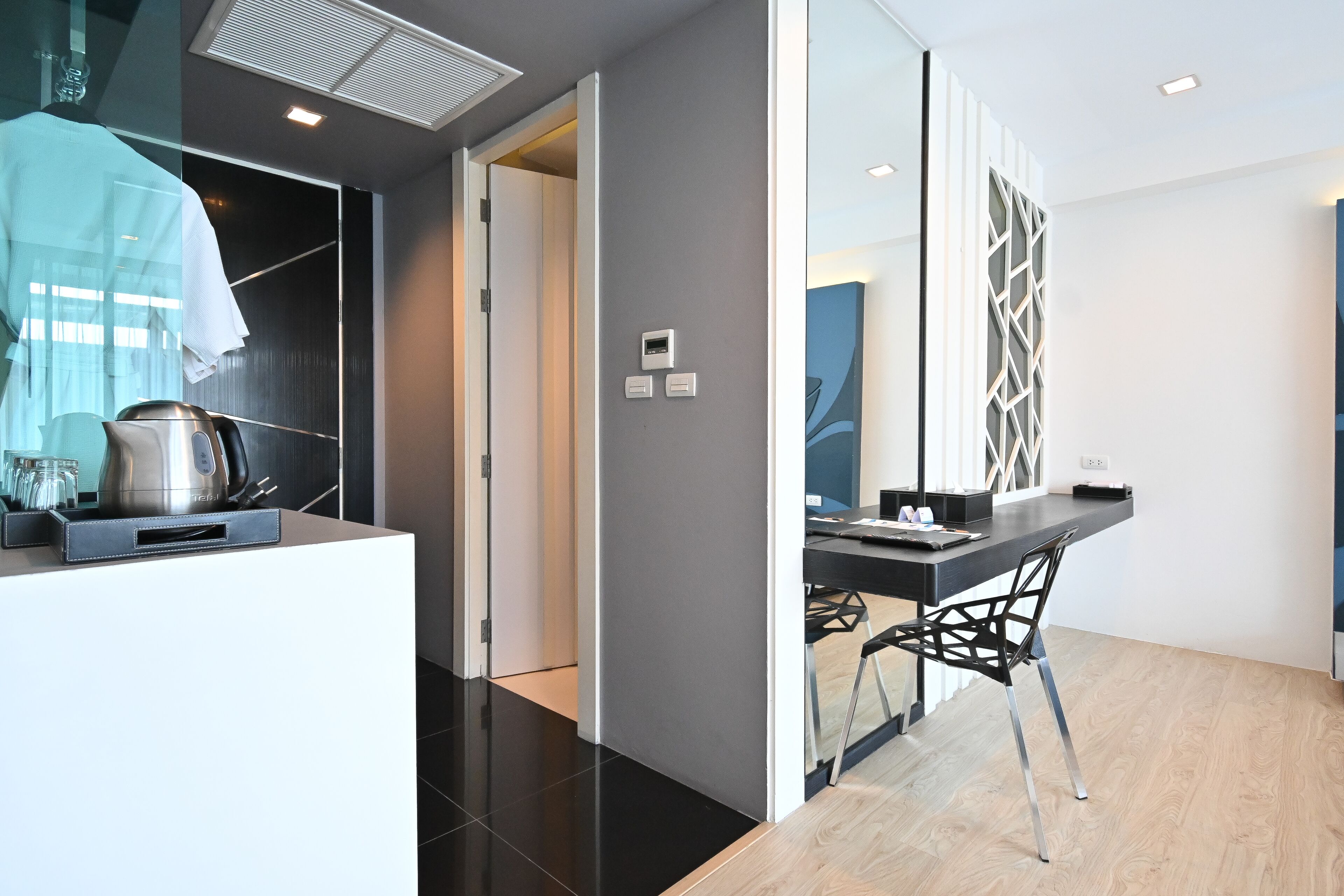 family room | 1 bedroom, in-room safe, desk, blackout curtains