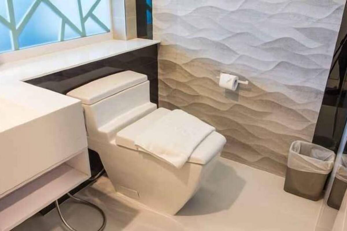 Bathroom | Free toiletries, hair dryer, bathrobes, slippers