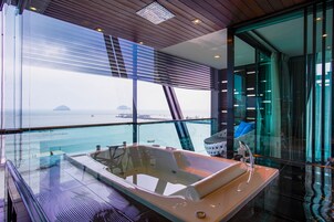 Sea View Suite Room | 1 dormitorio, caja fuerte, escritorio y cortinas opacas