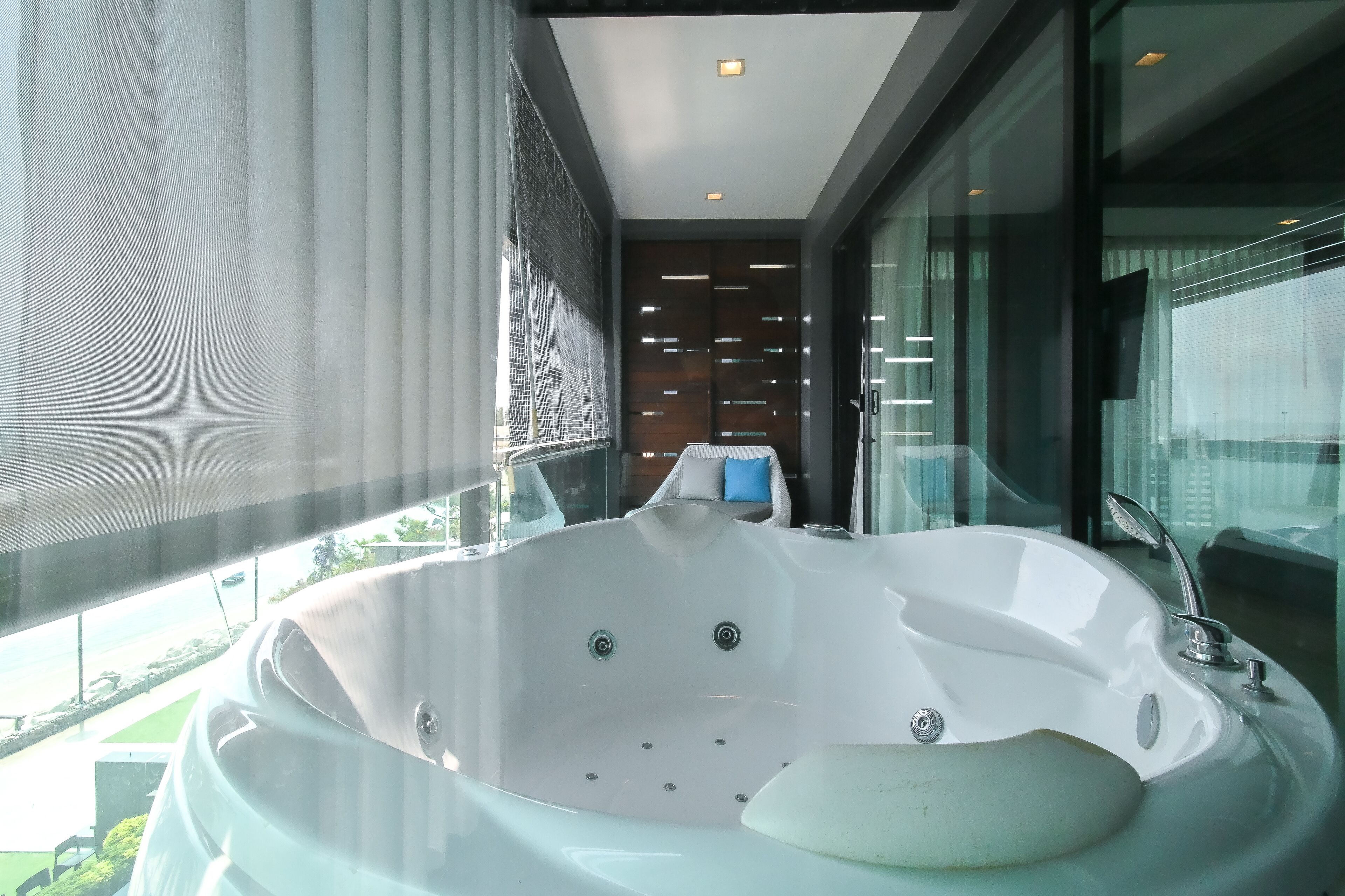 Sea View Room | Bathroom | Free toiletries, hair dryer, bathrobes, slippers