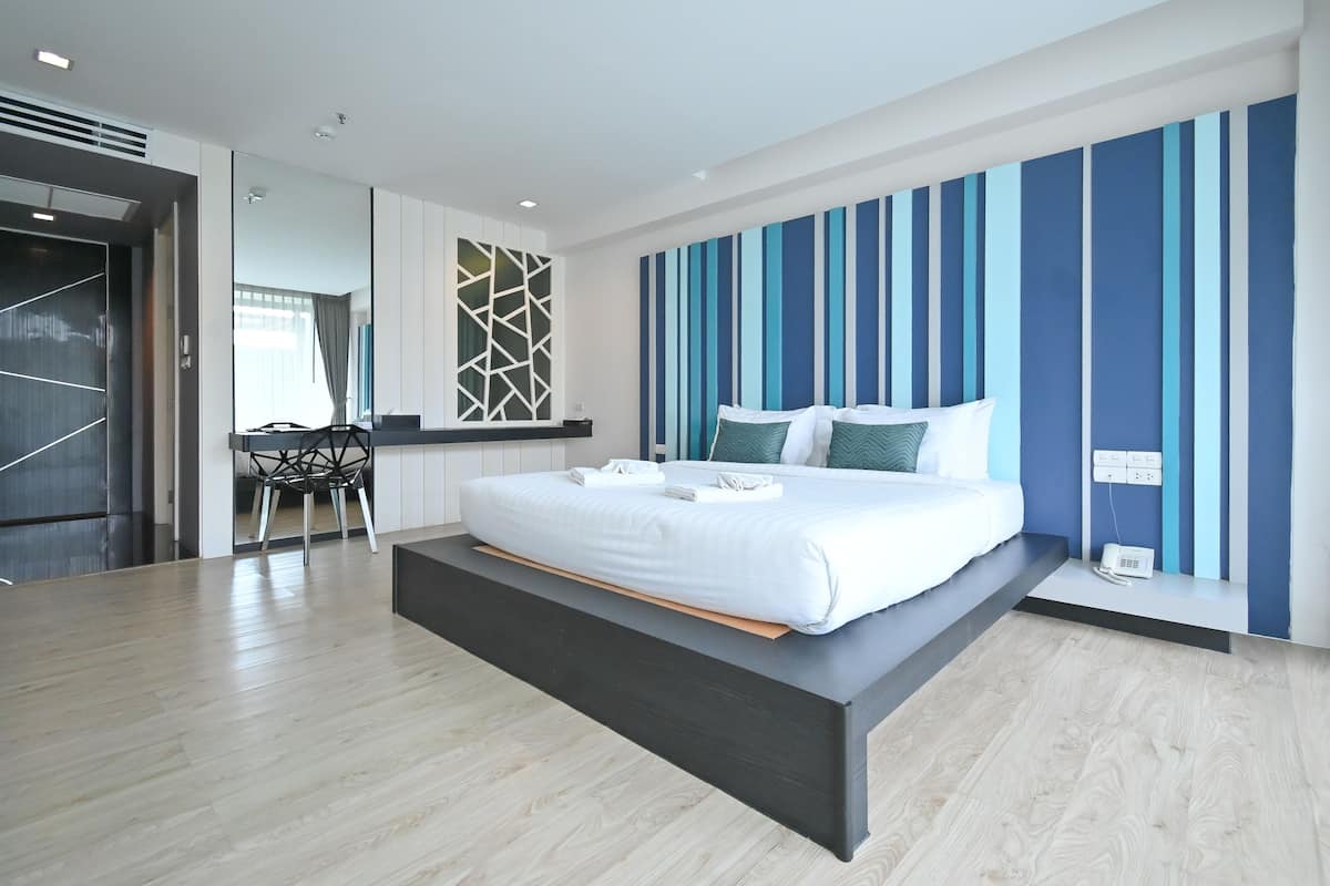 deluxe double room | 1 bedroom, in-room safe, desk, blackout curtains